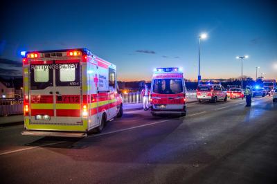 Wendlingen: Fuenf verletzte Personen nach Verkehrsunfall mit vier Pkws auf der Roemerbruecke